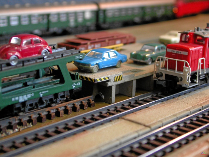 033 Auch Autoverladung.JPG - Über die Güterrampe werden auch Autos verladen